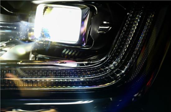 国产荣威安装迎宾灯视频,打造尊贵出行体验